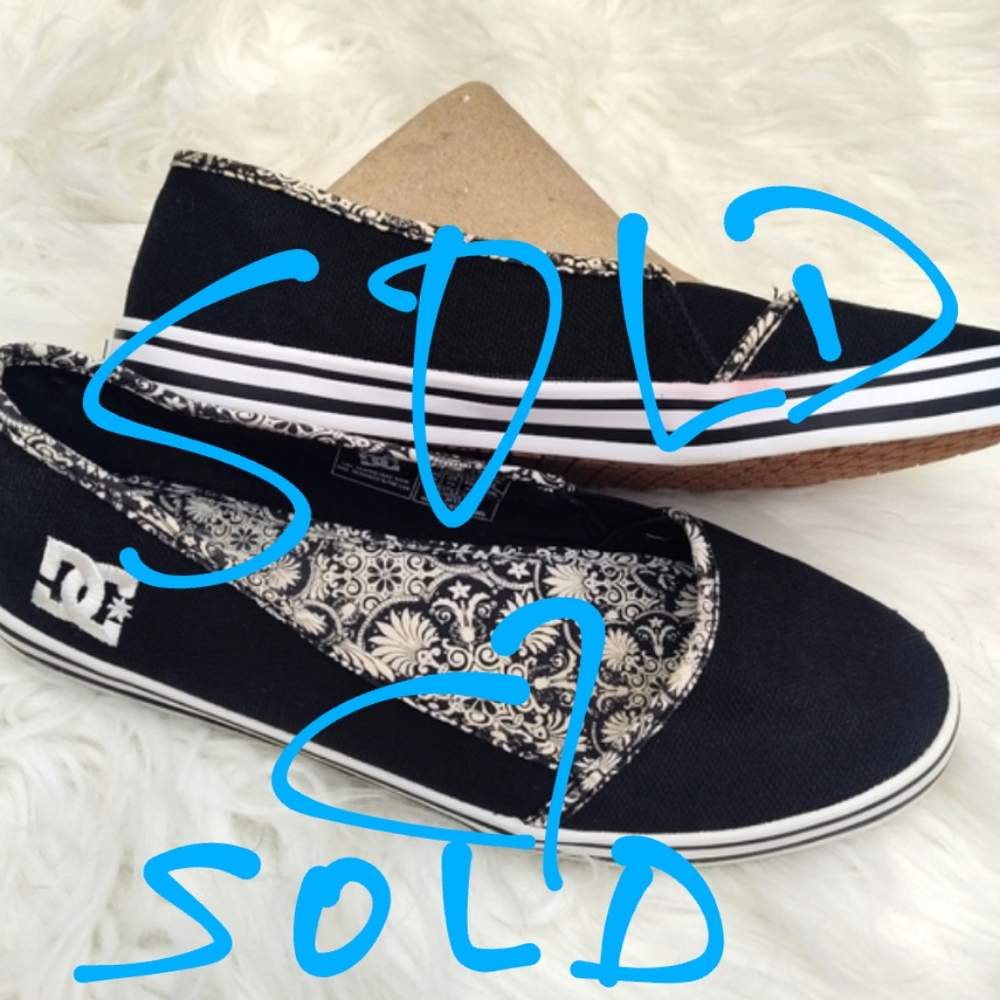 NWOT D & C flat sz 8 Women's slip on canvas shoes. Black& White. Like new.